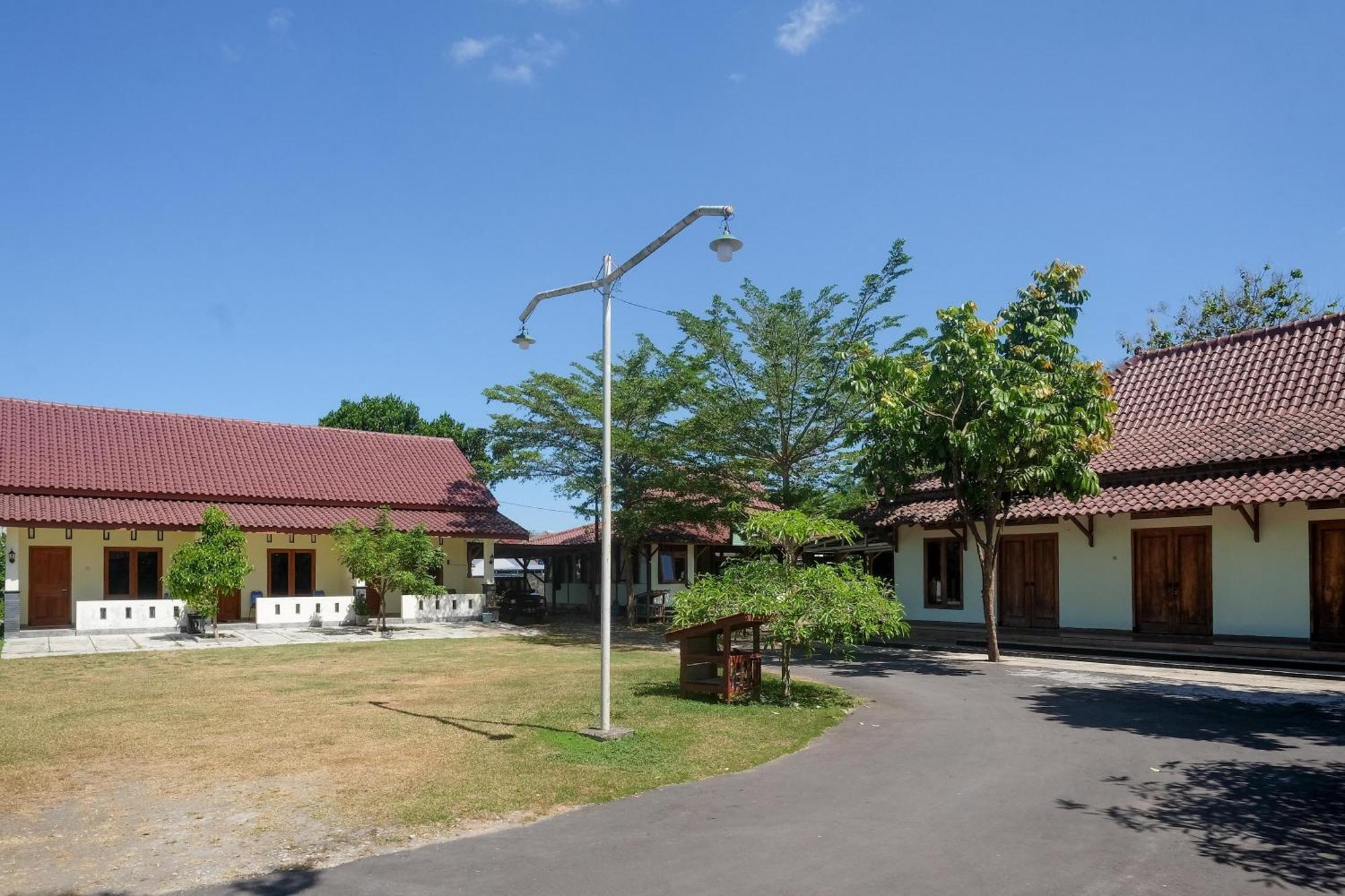 Hotel Reddoorz Syariah Near Alun Alun Wonosari Extérieur photo