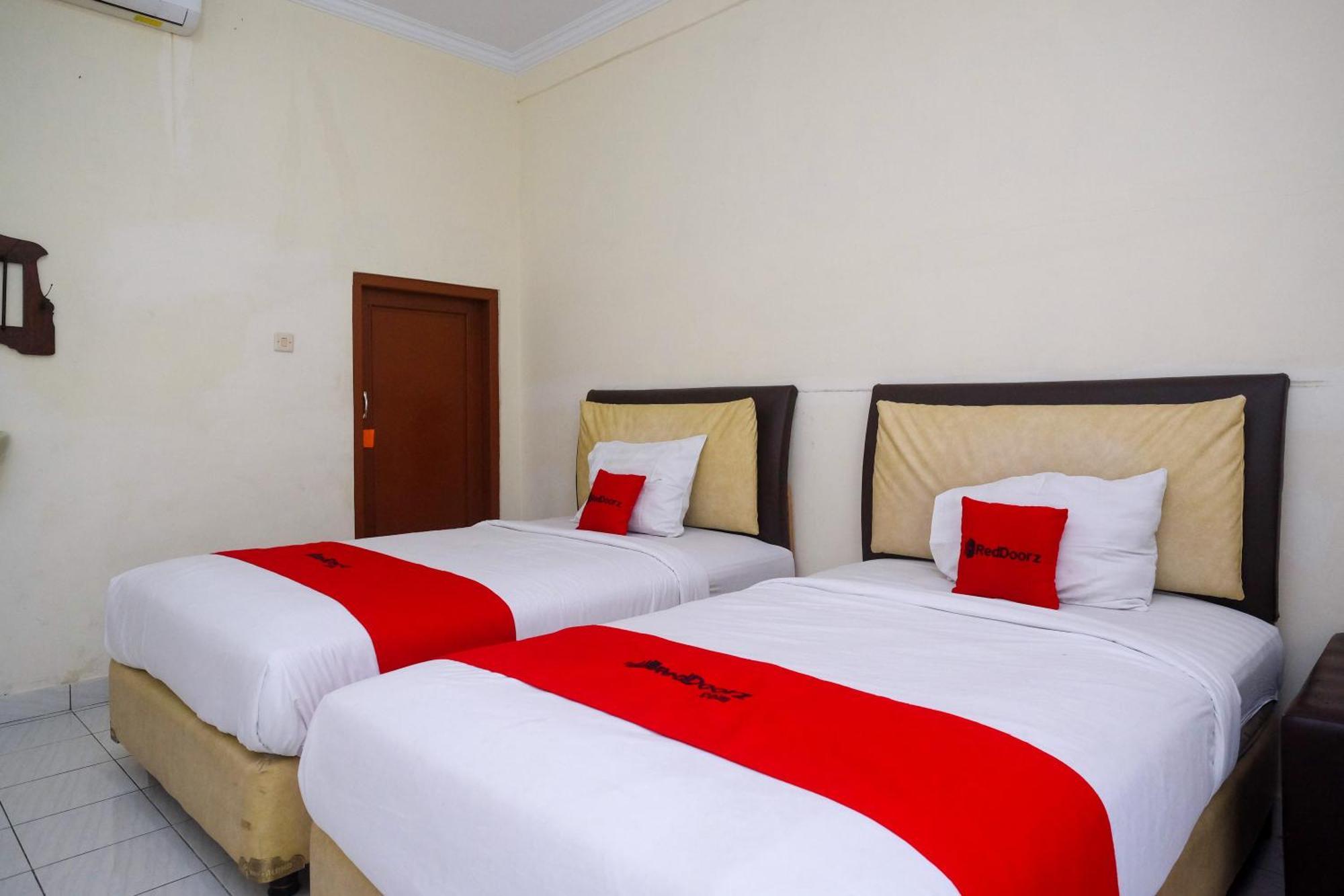 Hotel Reddoorz Syariah Near Alun Alun Wonosari Extérieur photo