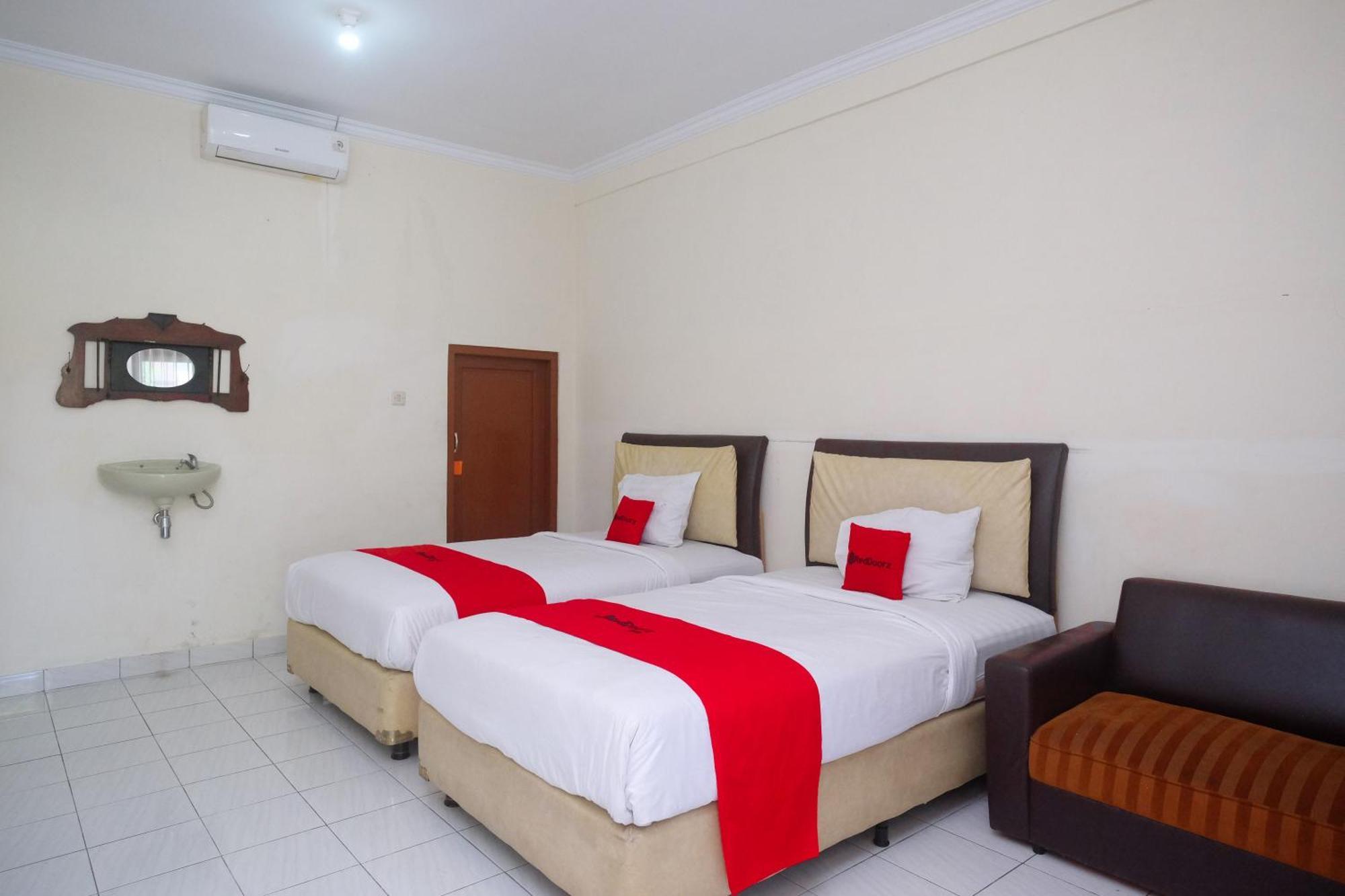 Hotel Reddoorz Syariah Near Alun Alun Wonosari Extérieur photo